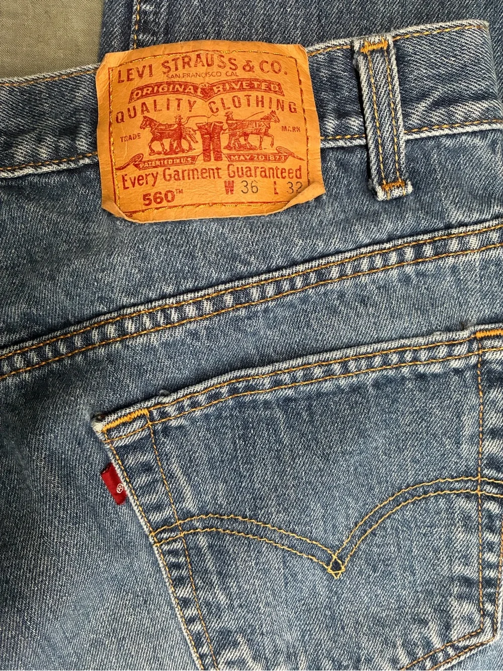 Vintage Levi’s 560 Jeans Men’s W36 L32 Medium Wash Loose Tapered